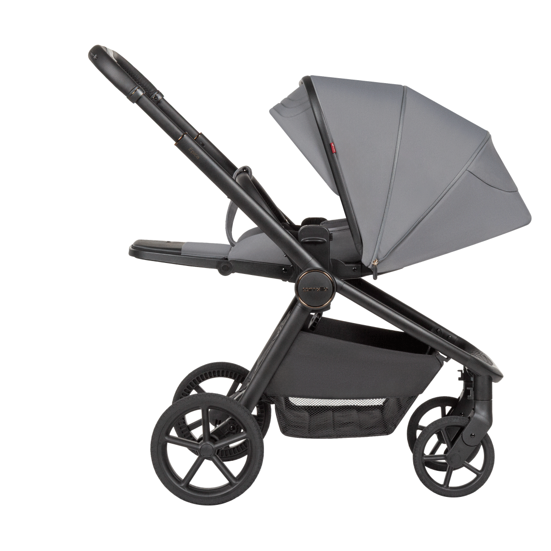 Der Universal-Kinderwagen Epica 3 in 1 2025, gefaltet, nimmt nicht viel Platz ein.